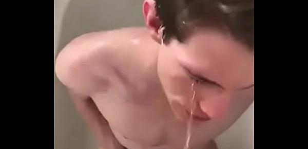 Novinho batendo punheta e tomando banho de mijo (piss)